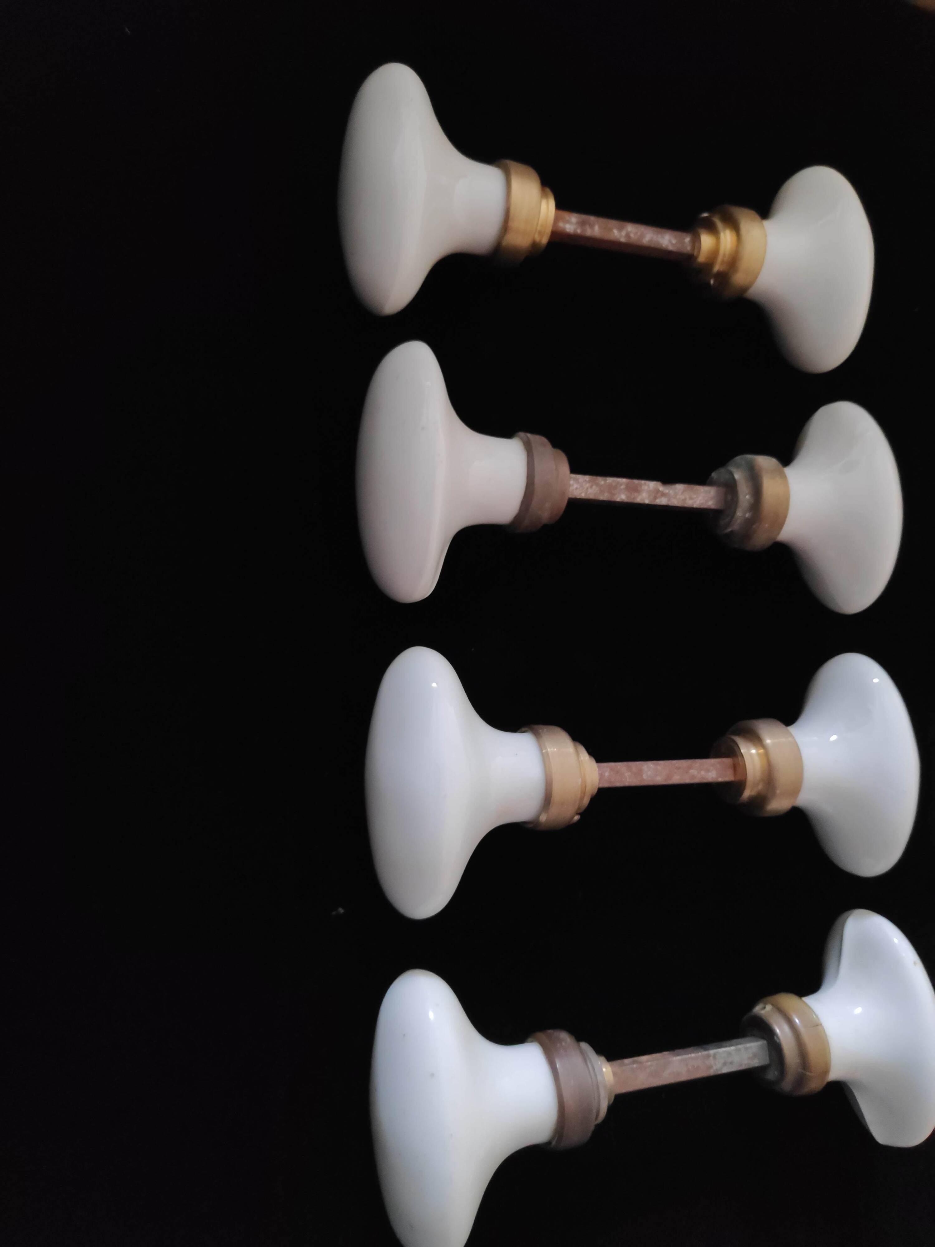 Set of 8 porcelain handles (B-0050)