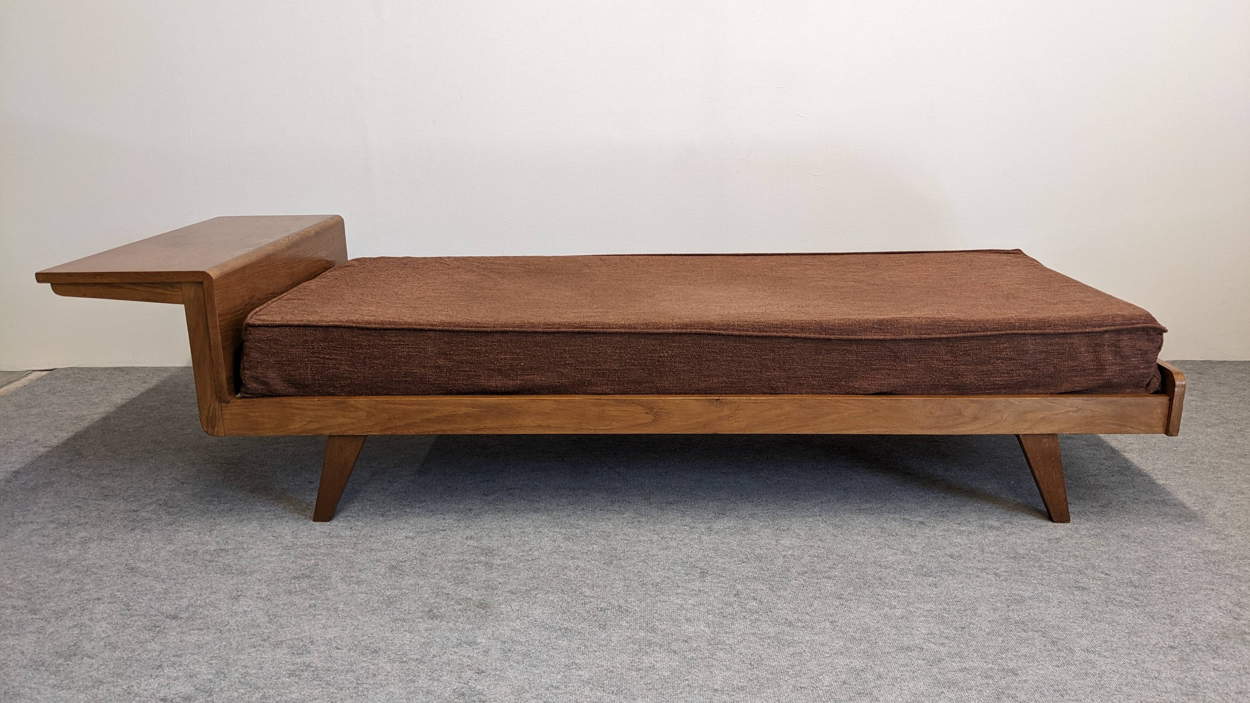 Daybed,  banquette ou lit de repos de style scandinave, France vers 1960