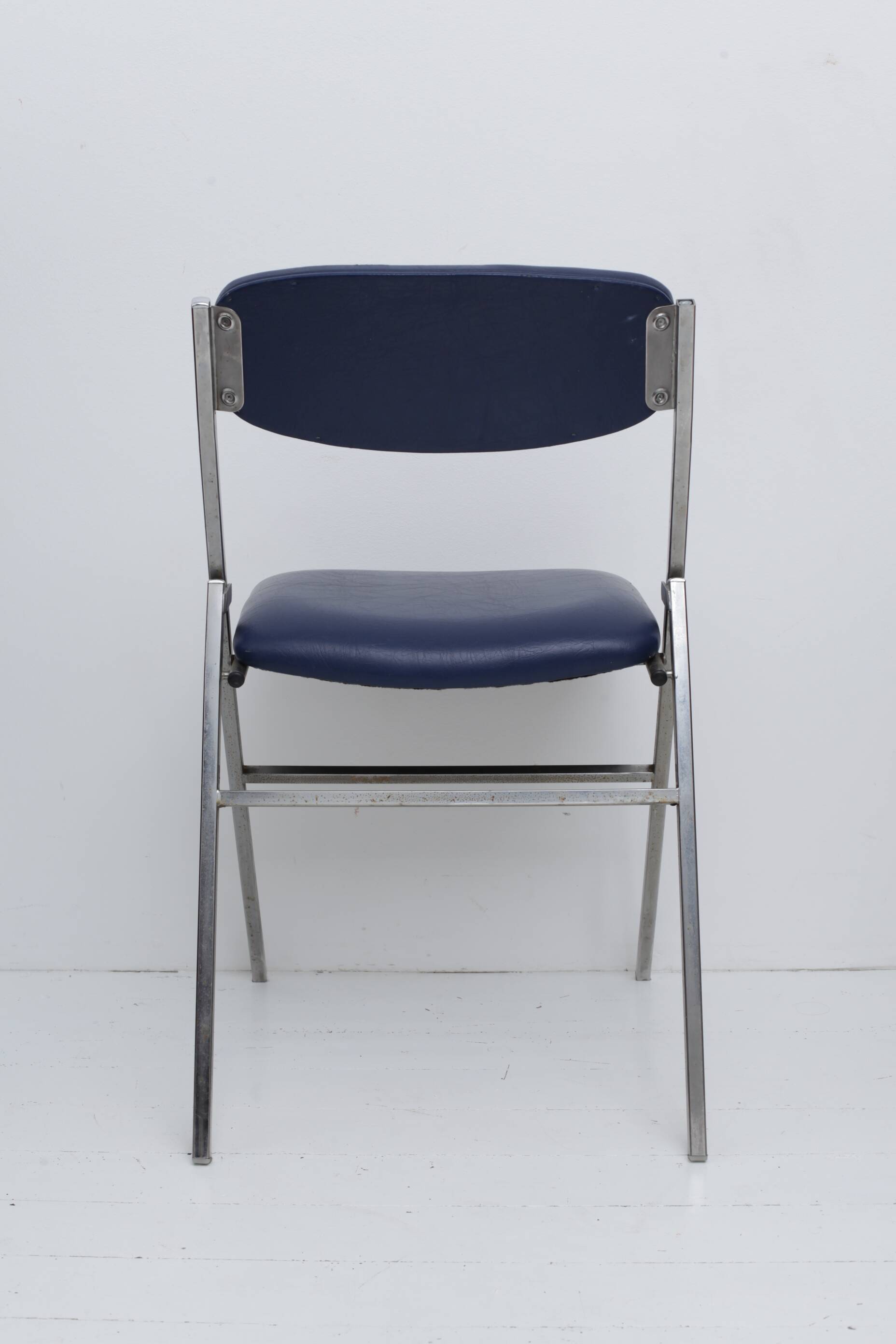 Chaise pliable skaï bleu pieds chromés