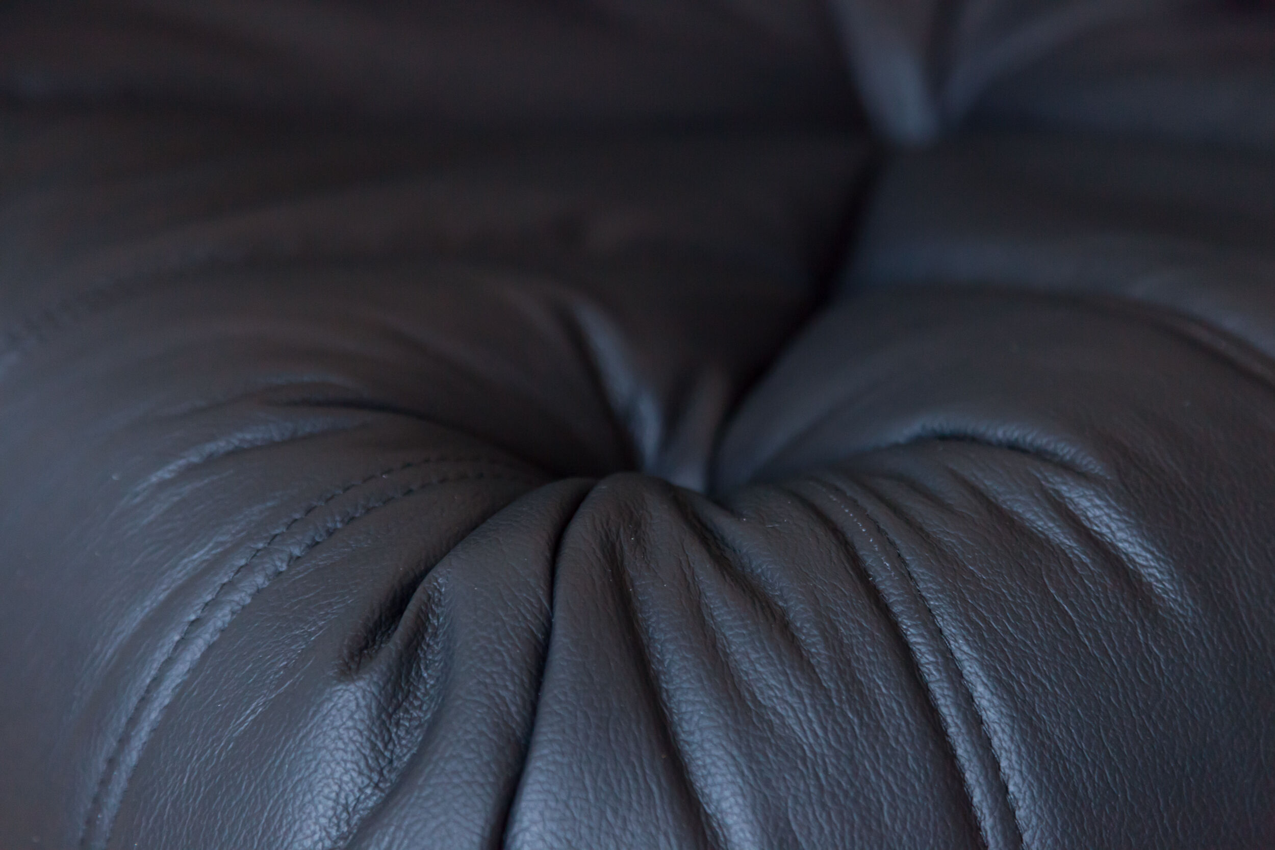 Chauffeuse d'angle Togo en cuir noir modèle dessiné par Michel Ducaroy 1973