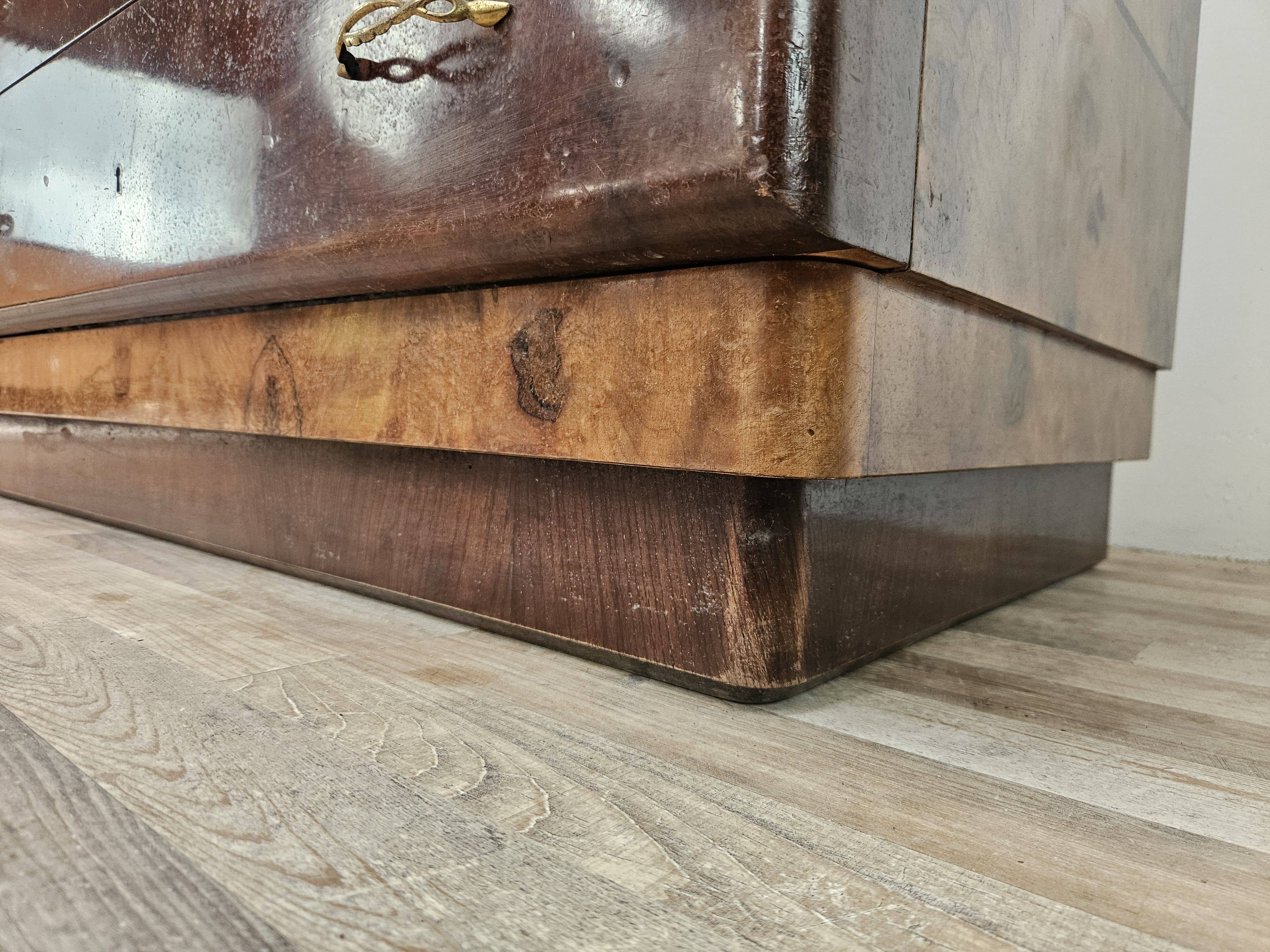 1940s Art Decò sideboard in walnut and blond walnut
