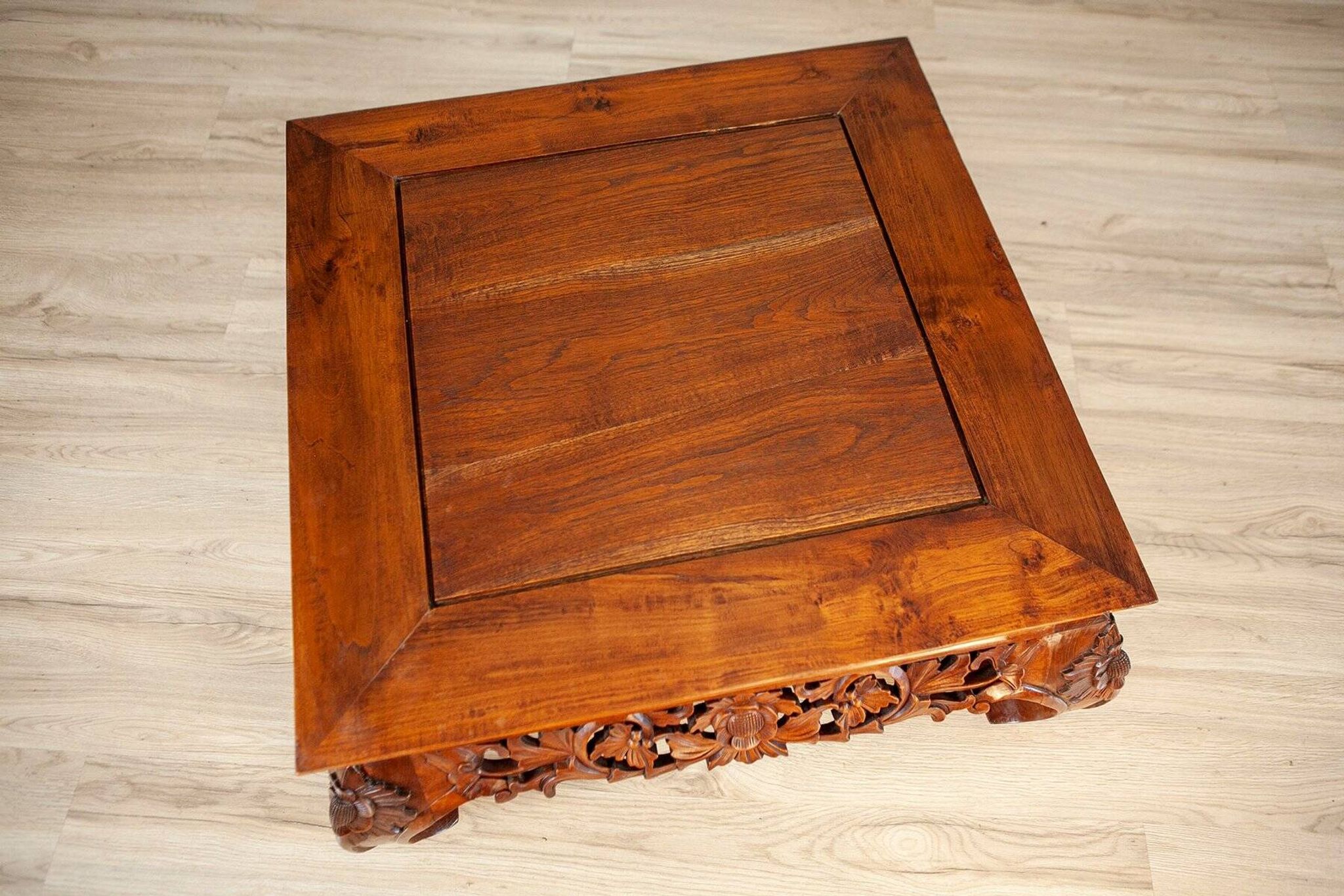 Table basse en chêne richement décorée, années 1950