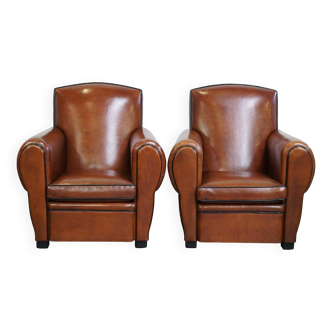Lot de 2 fauteuils design en peau de mouton modèle moustache, en très bel état