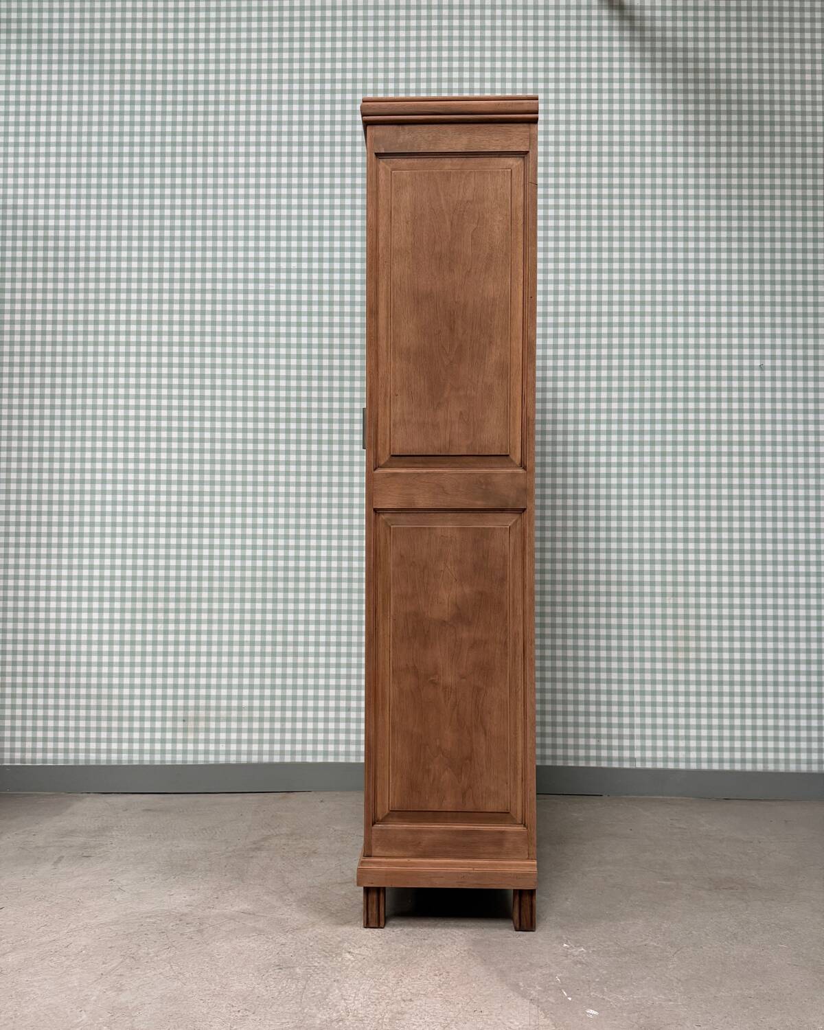 Large pharmacy display case (renovated)