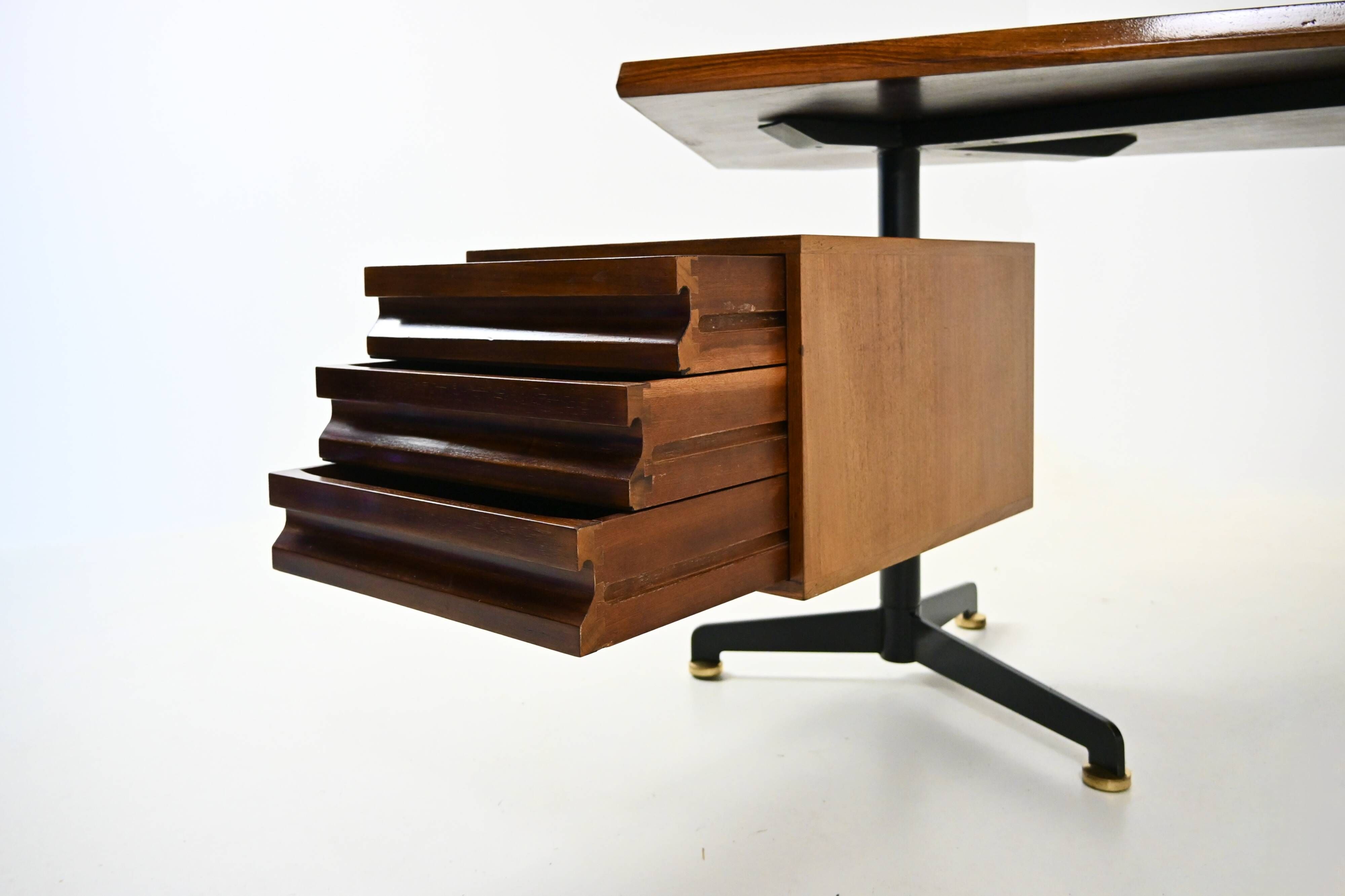 T96 "Boomerang" desk by Osvaldo Borsani for Tecno, 1960s