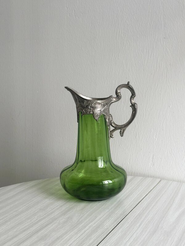 Pichet en verre vert translucide