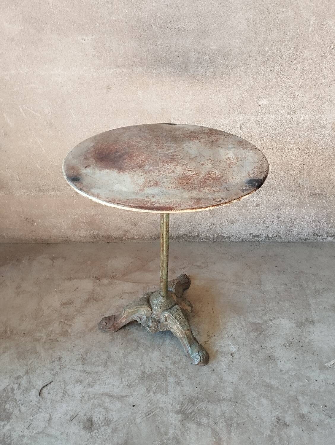 Garden pedestal table