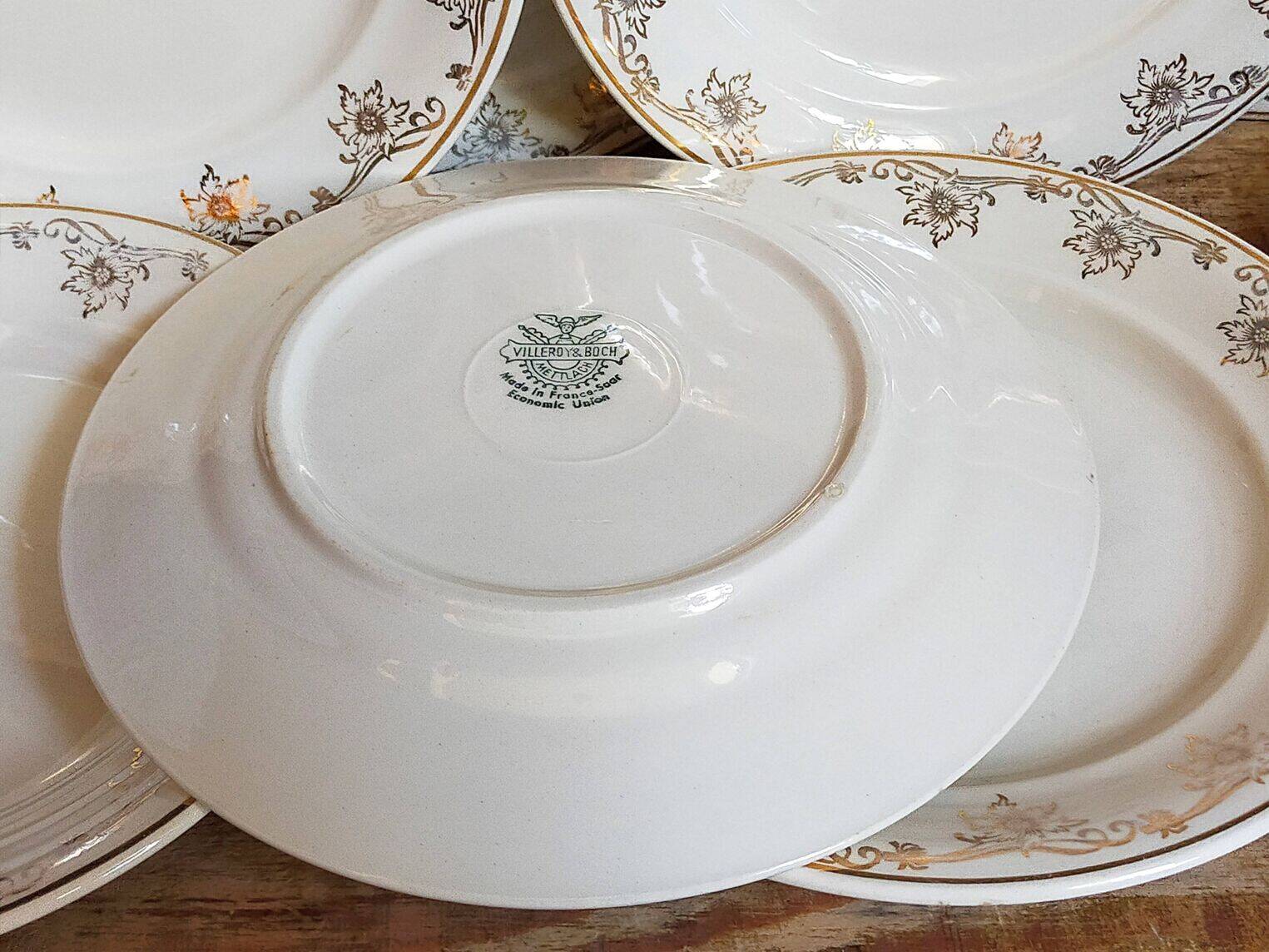 Eight Villeroy & Boch dessert plates with gold decor