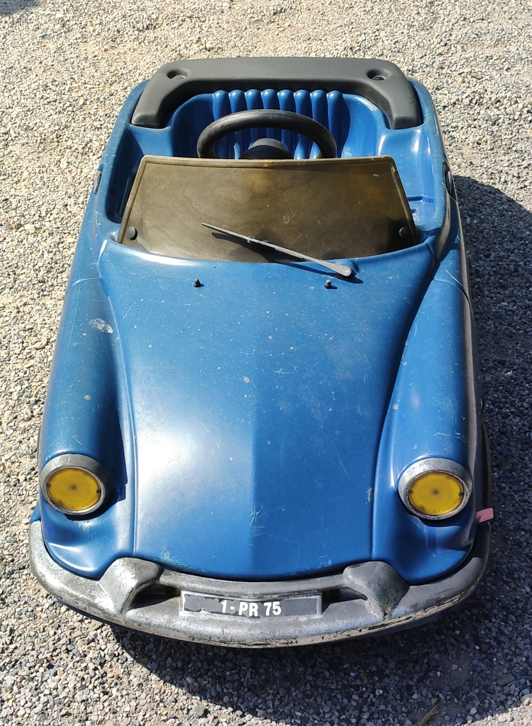 Vintage plastic pedal car Model DS 19 brand toys toys