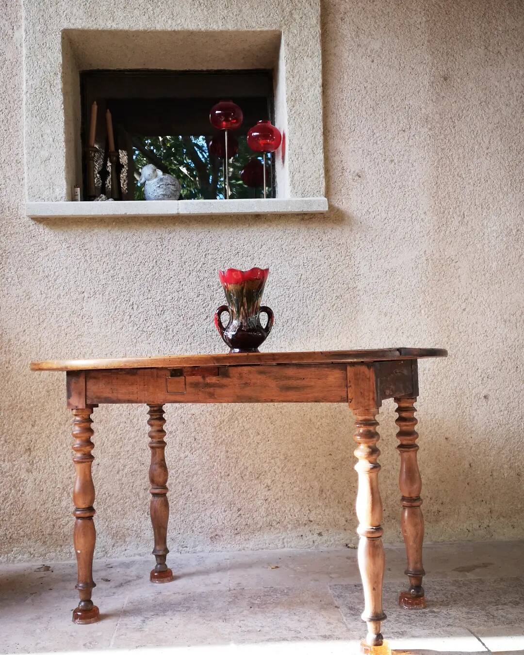 Round solid wood table 4 legs