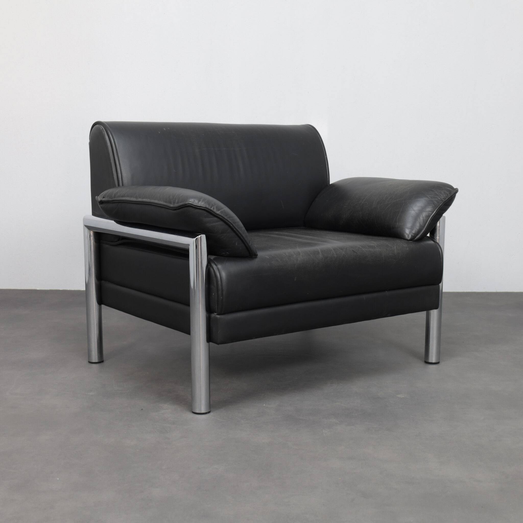 Postmodern Italian lounge chair in leather and chrome, 1980s