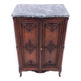Commode ancienne en bois et pierre, France, fin du XIXe siècle.