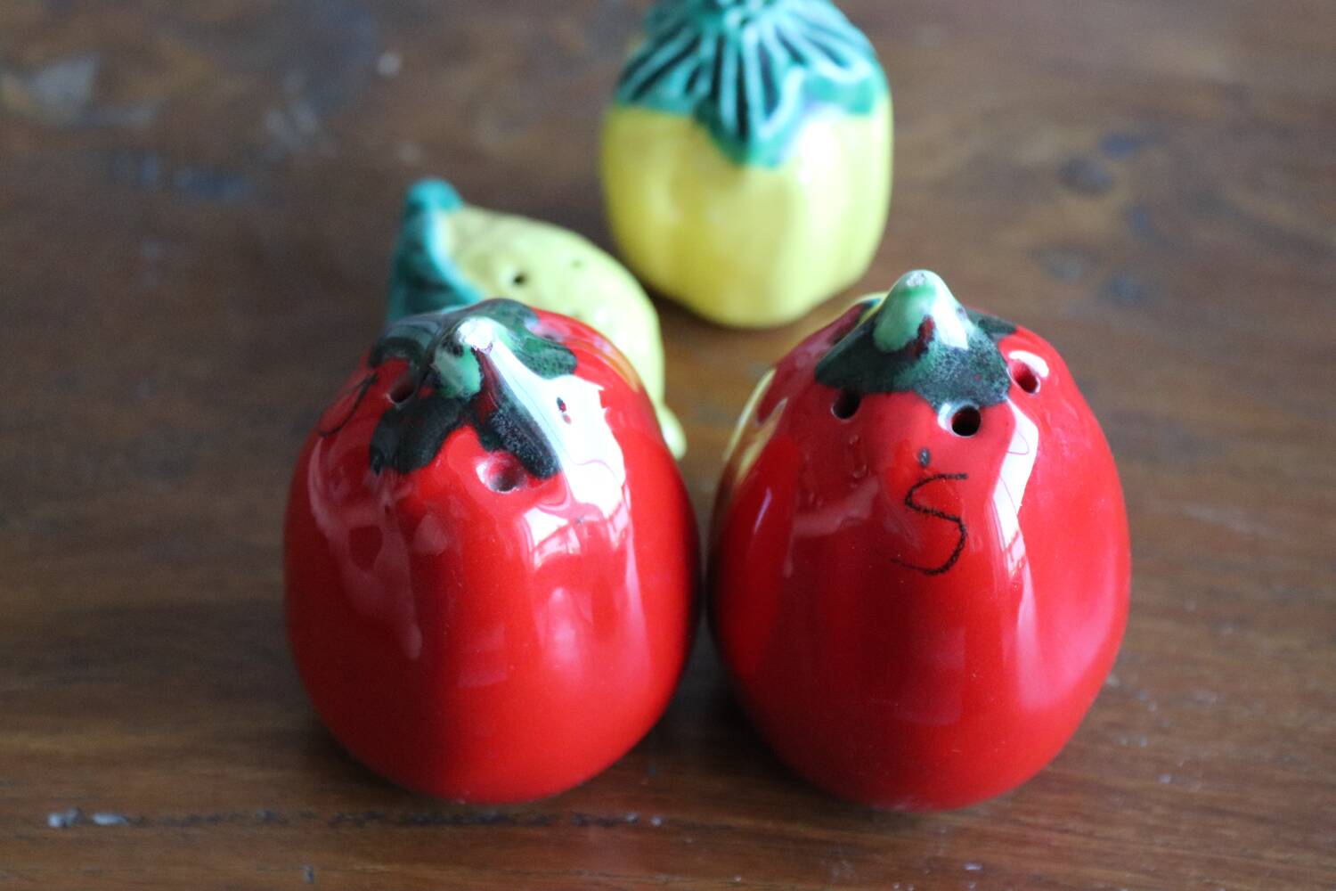 Set of glazed ceramic salt and pepper shakers – Fruits & vegetables