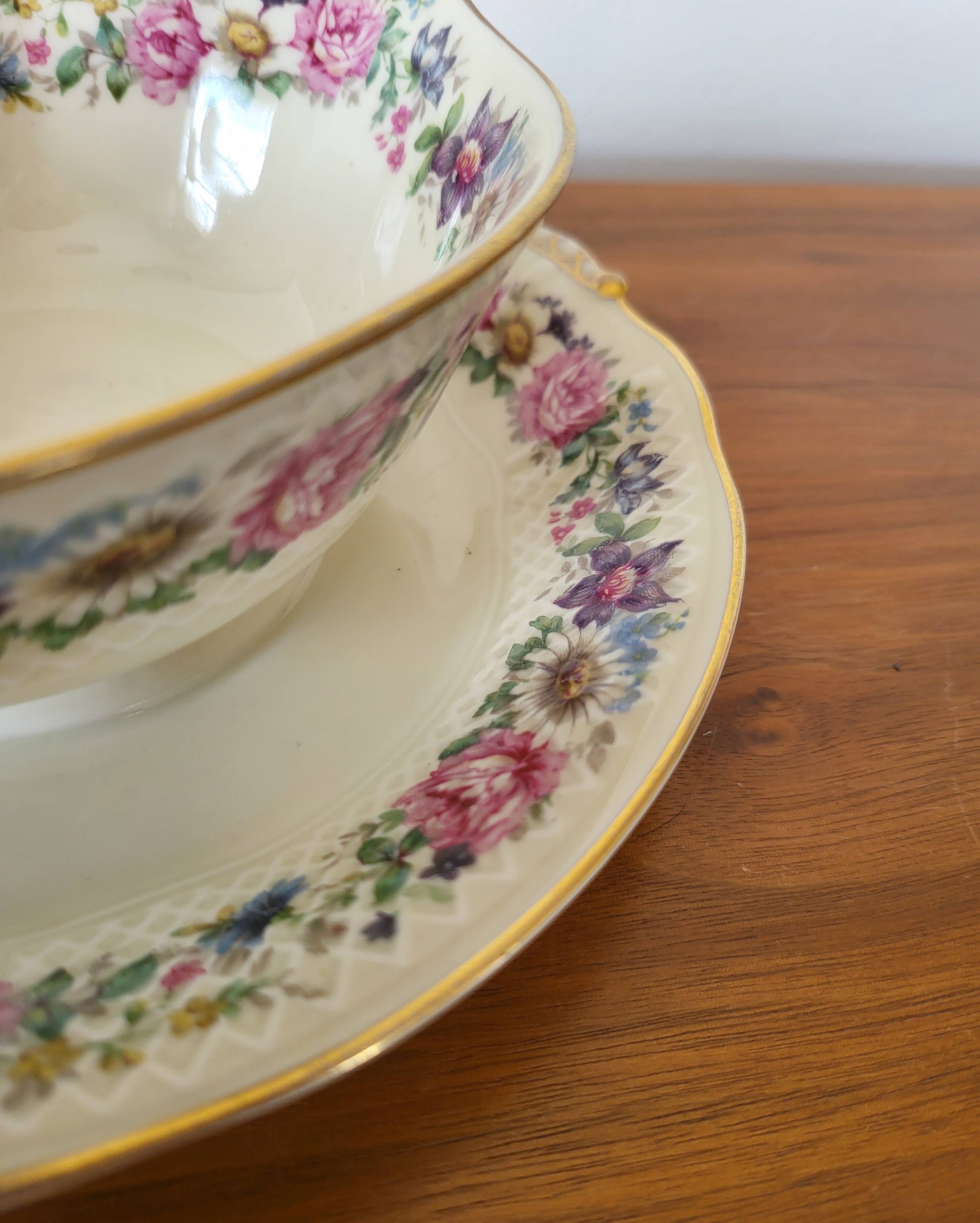 Limoges Bernardaud. Sauce boat in porcelain with floral decorations.