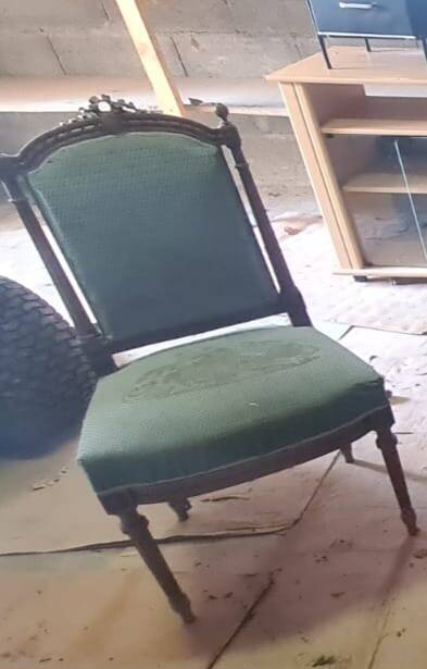 Salon canapé chaises pouf