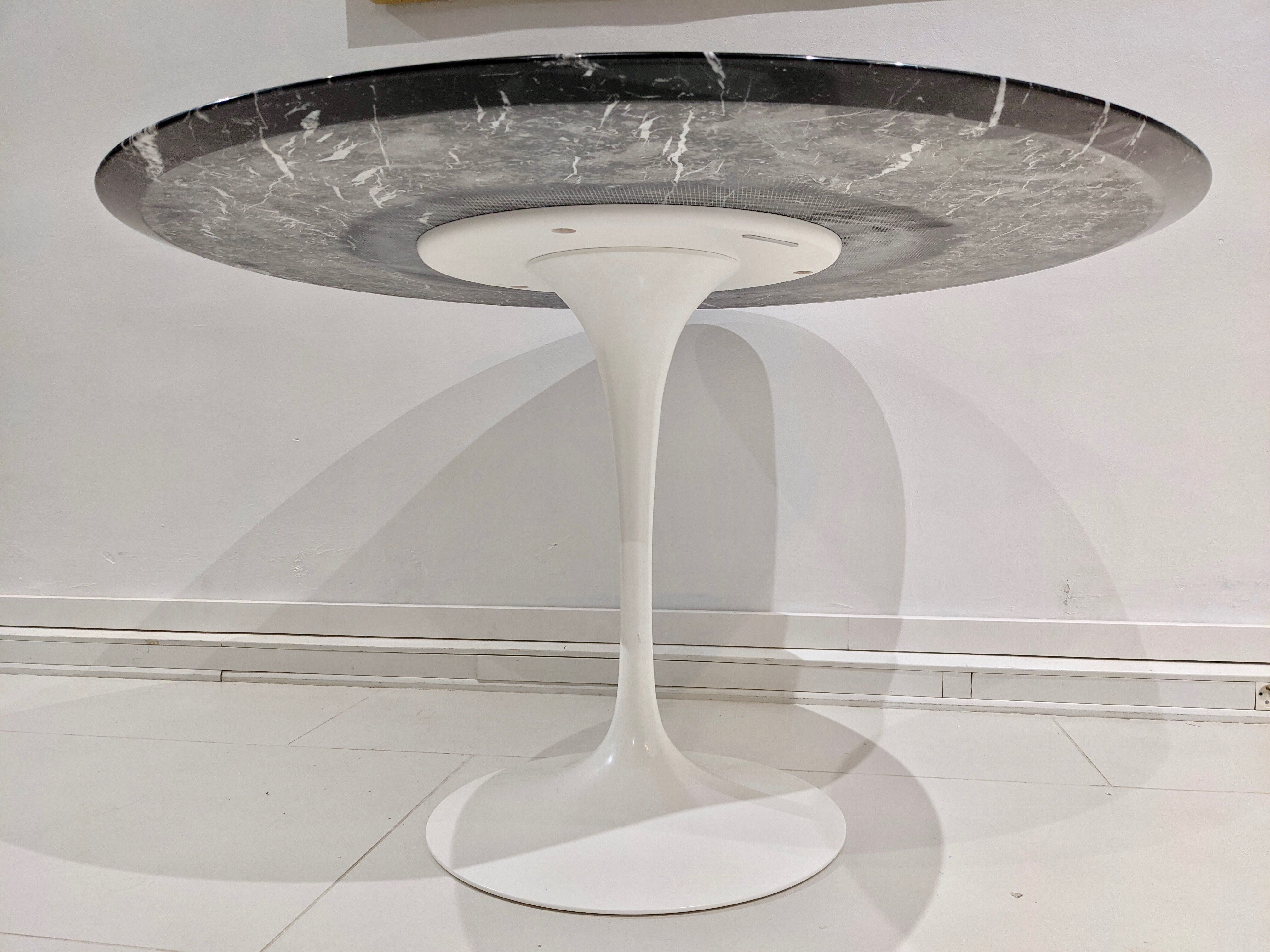 Tulip table white base and black marble marked by Saarinen edition knoll international