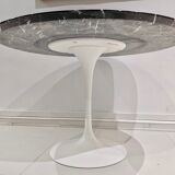Tulip table white base and black marble marked by Saarinen edition knoll international