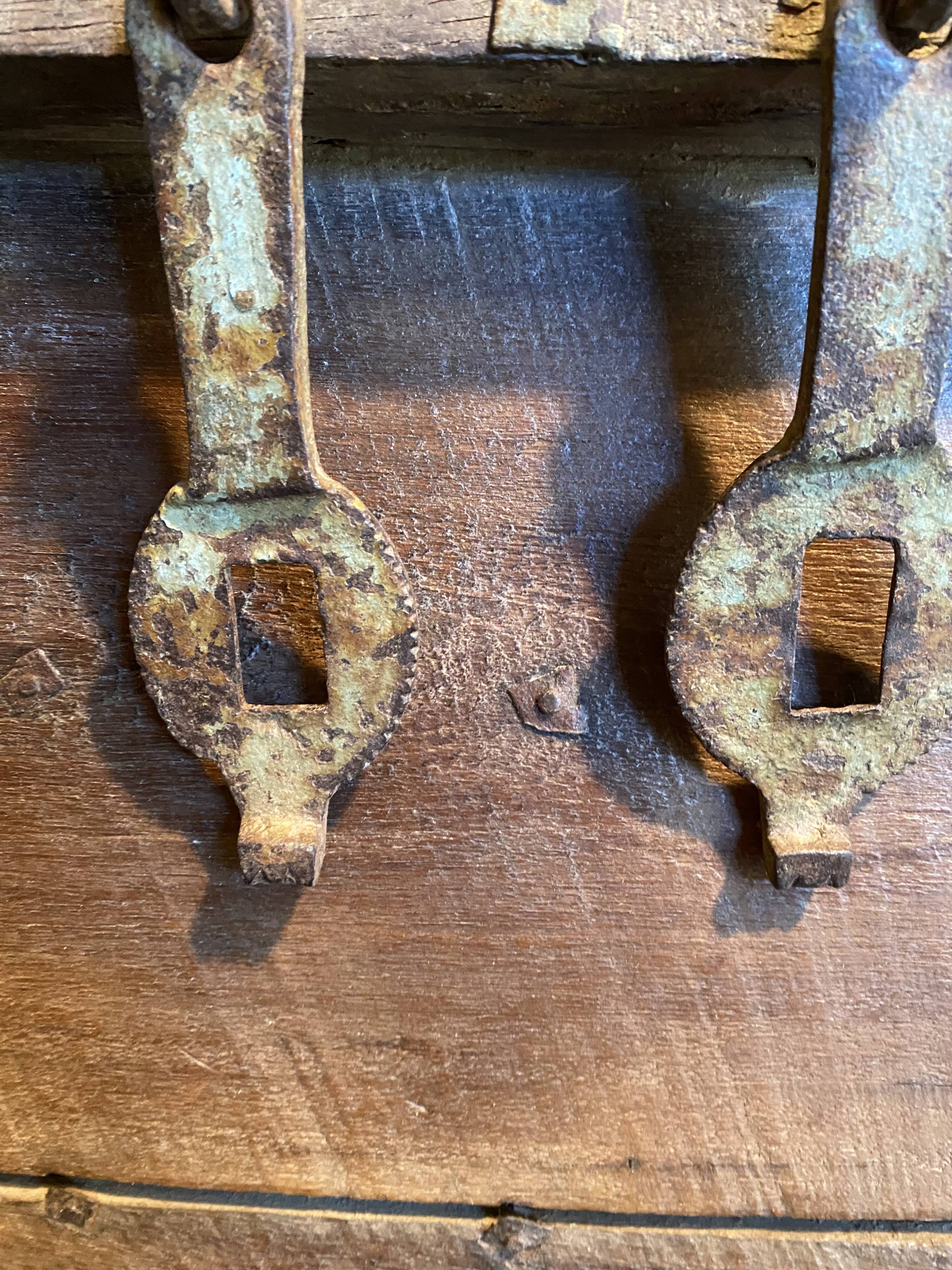 Indian chest in wood and green patinated metal