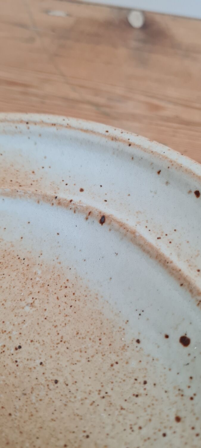 Serving dish in Marais sandstone