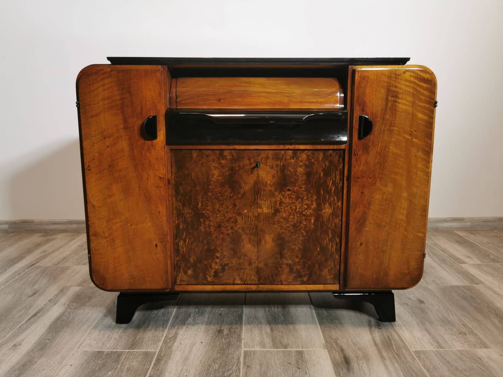 Armoire Gramophone par Jindrich Halabala