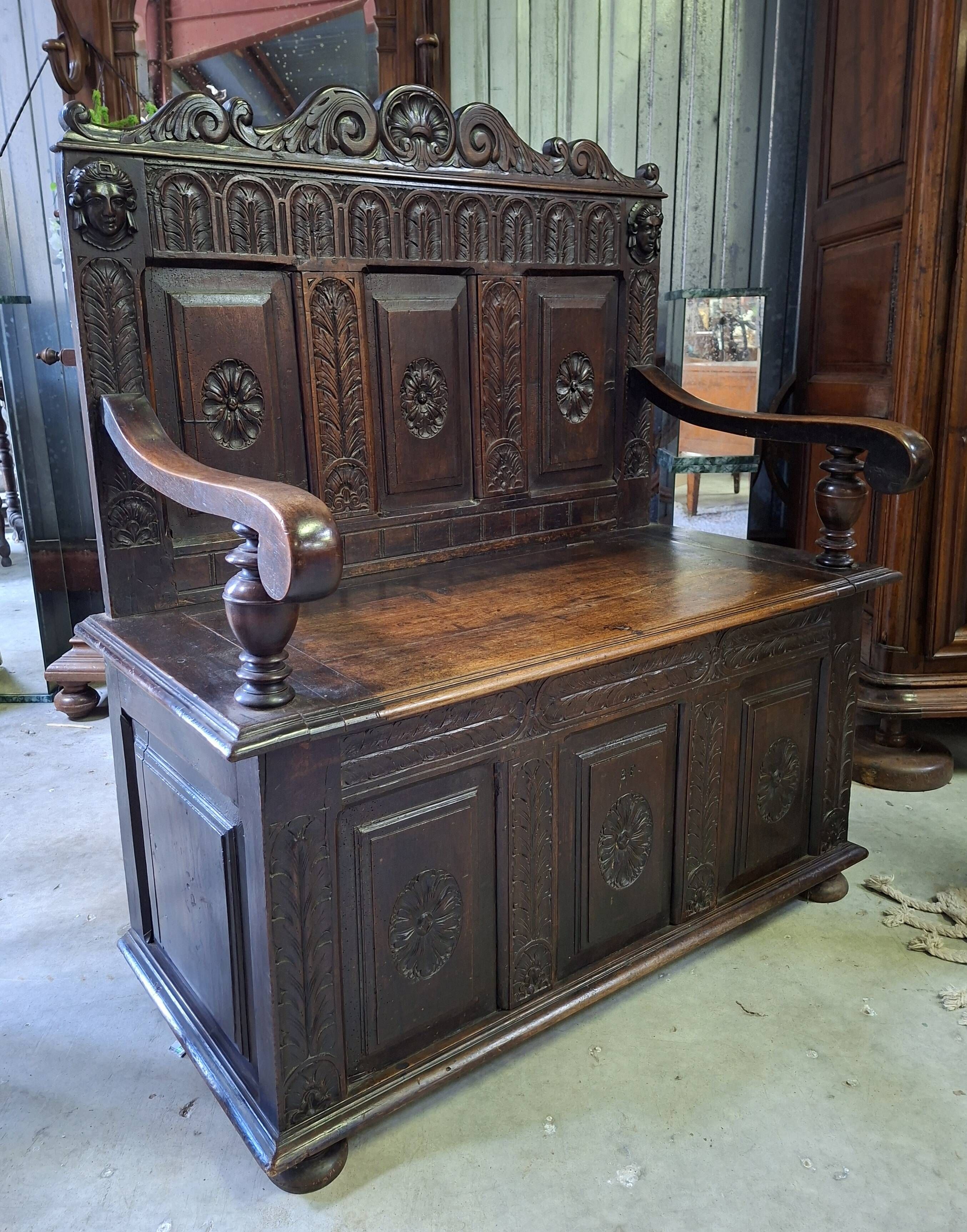 Banc coffre en bois richement sculpté – Style Renaissance – XIXe siècle