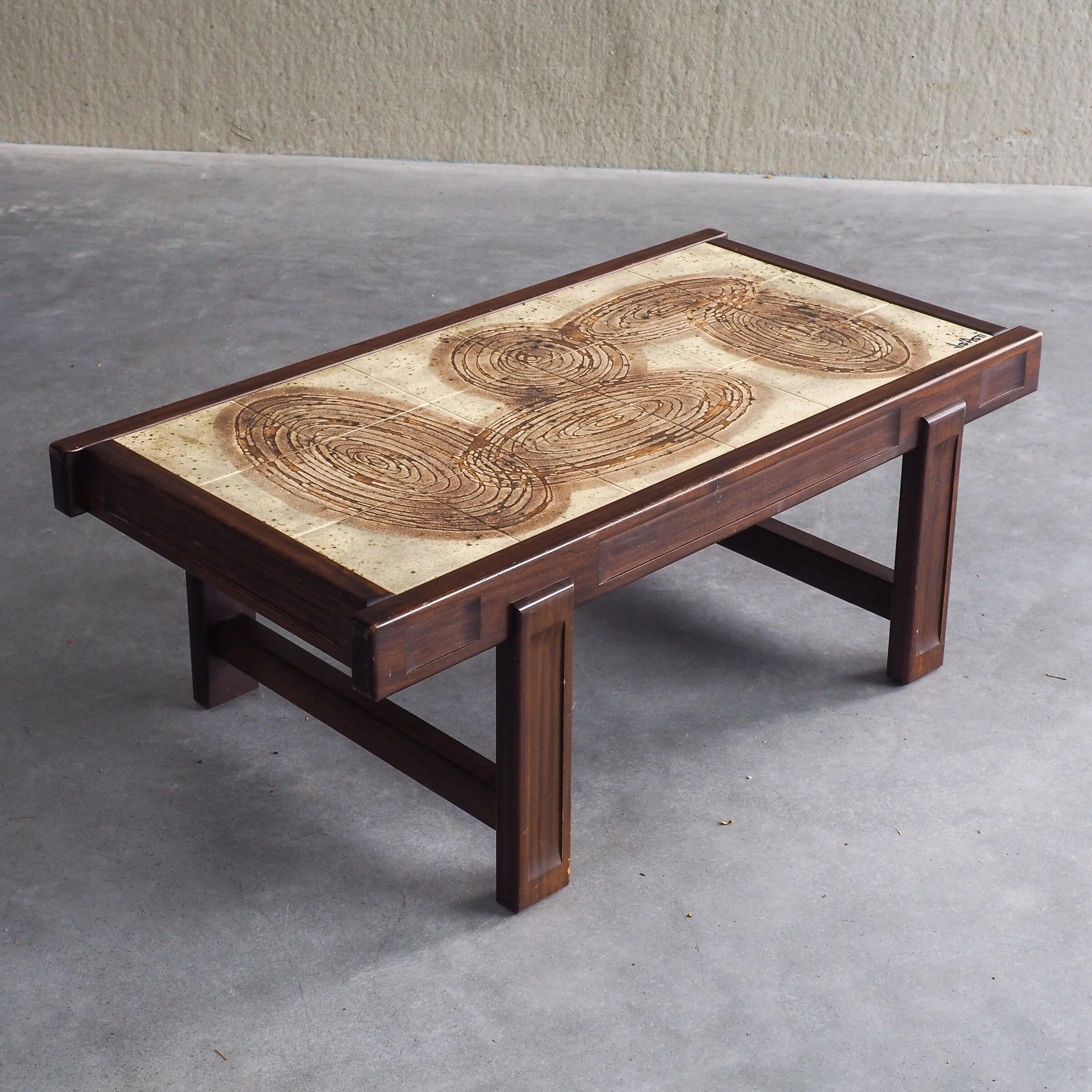 Table basse carrelée du milieu du siècle par Jean D’Asti