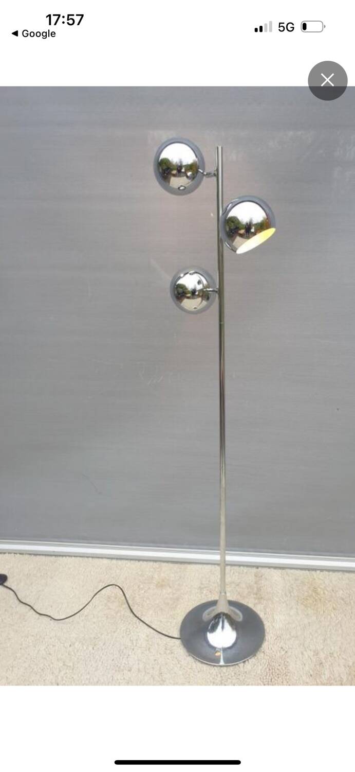 Eyeball lamp with tulip base