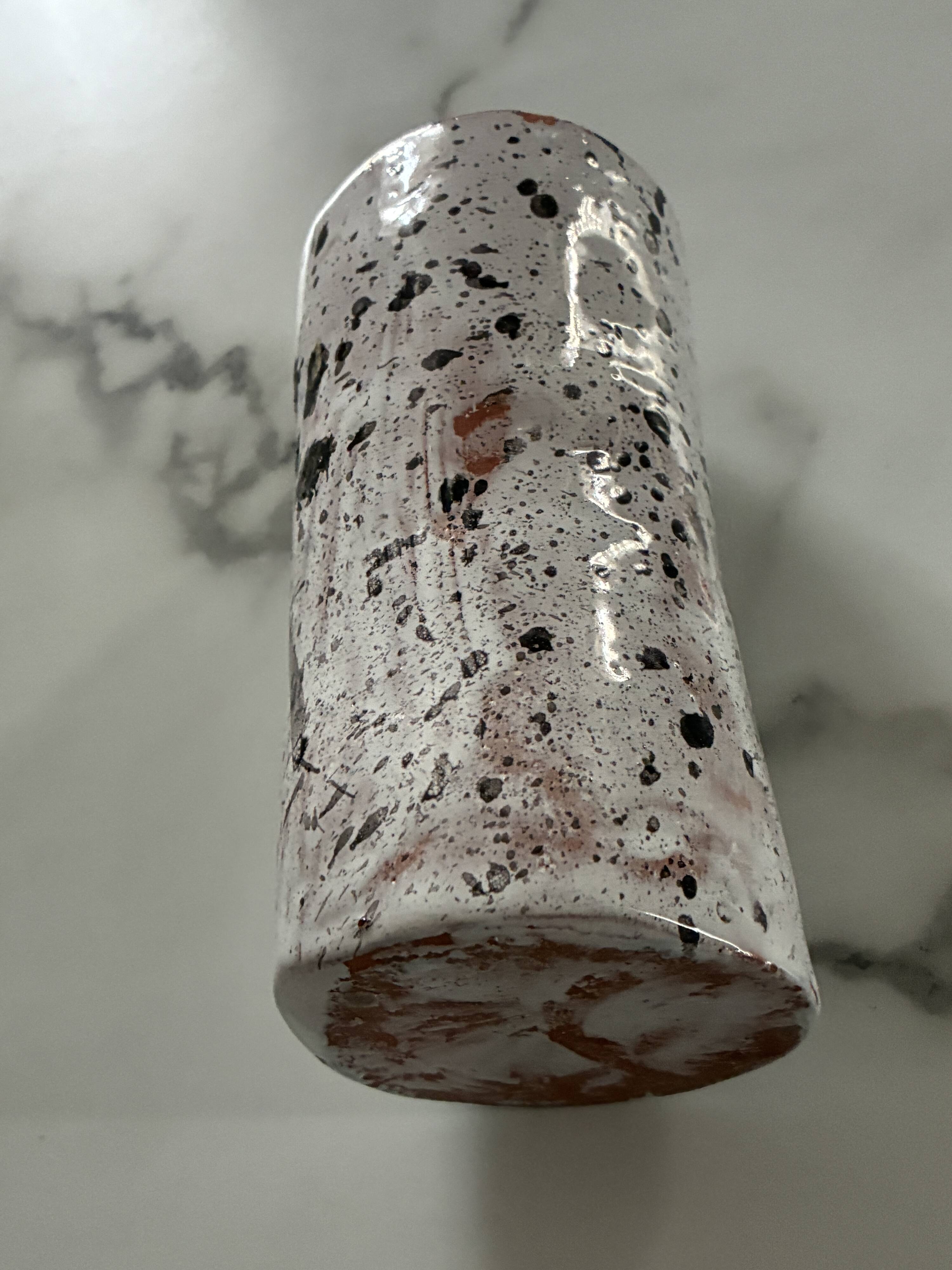 Vase cylindre terre cuite tachetée