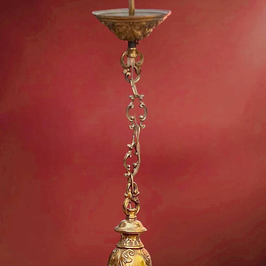 Lustre ancien en laiton doré massif style Louis XV rocaille à 8 feux – années 50 70