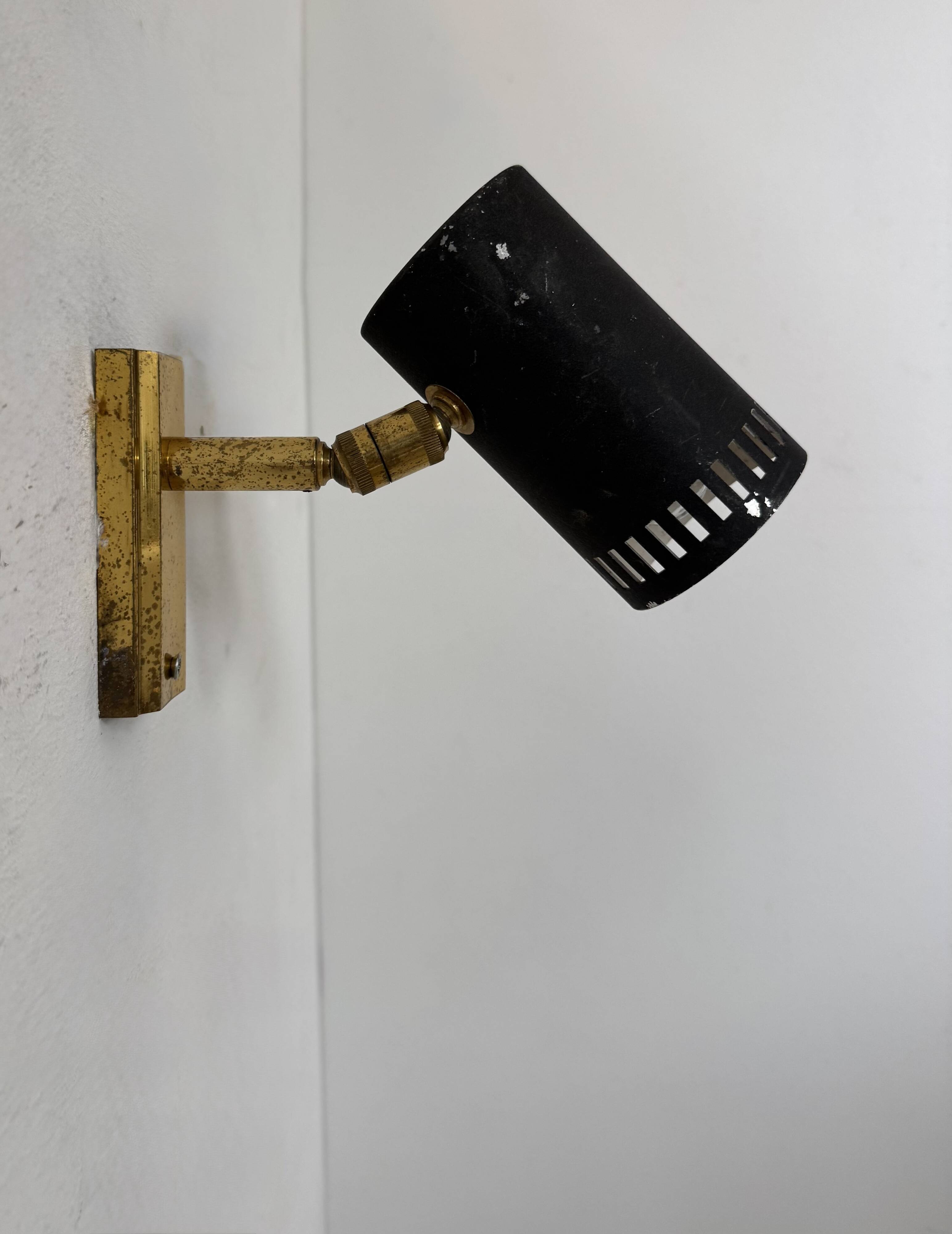 Vintage adjustable wall light, brass and matte black metal, France, 1960.