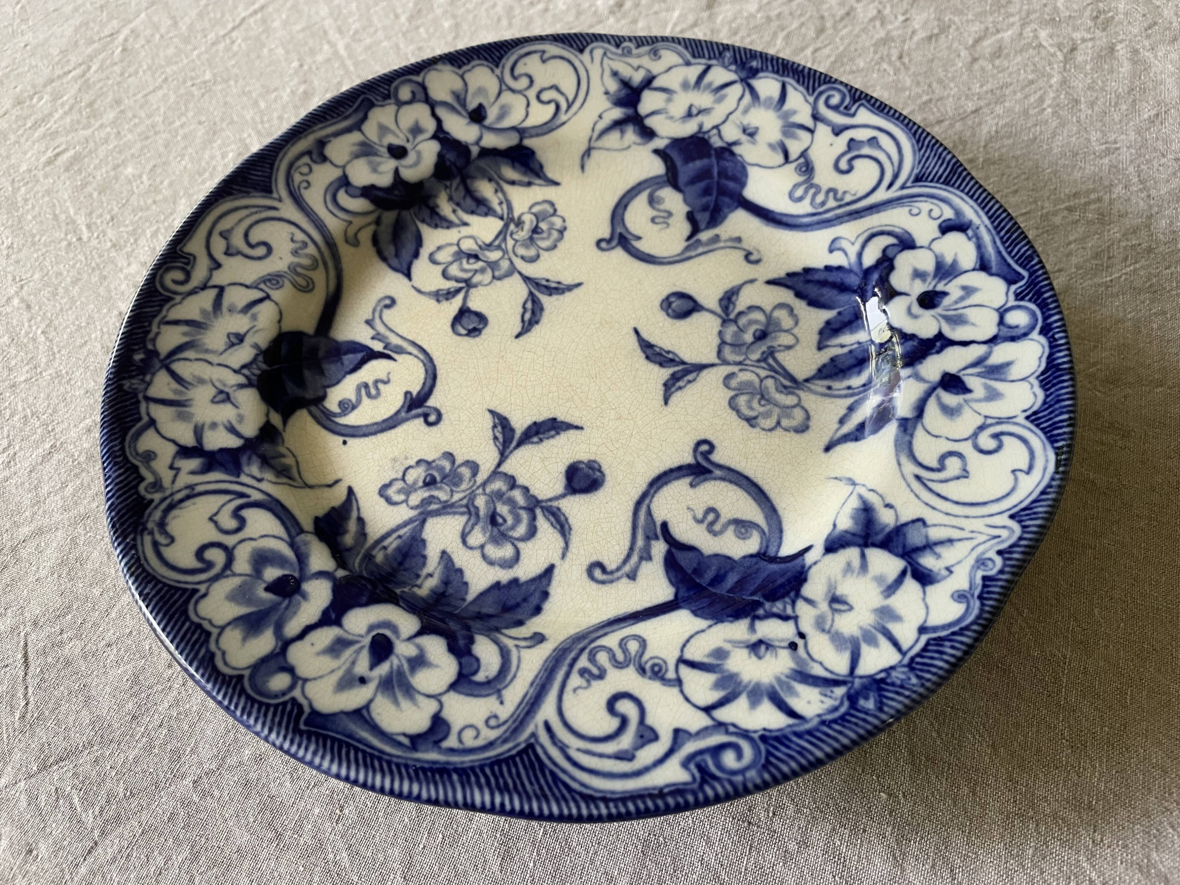 Plate with peedouche Creil & Montereau model Flora liseron