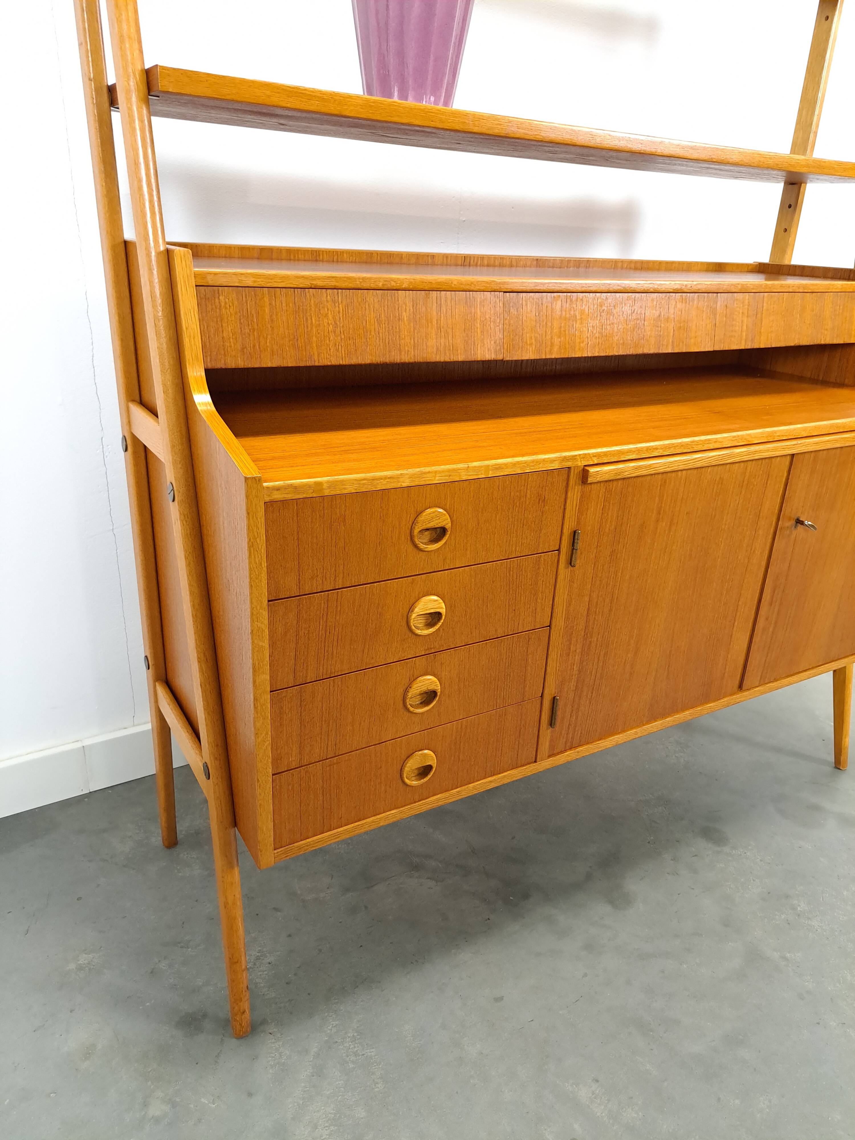 Teak fineer kast uit Zweden met lades, legplank en uitschuifbare plank