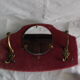 Miroir sur velours rouge