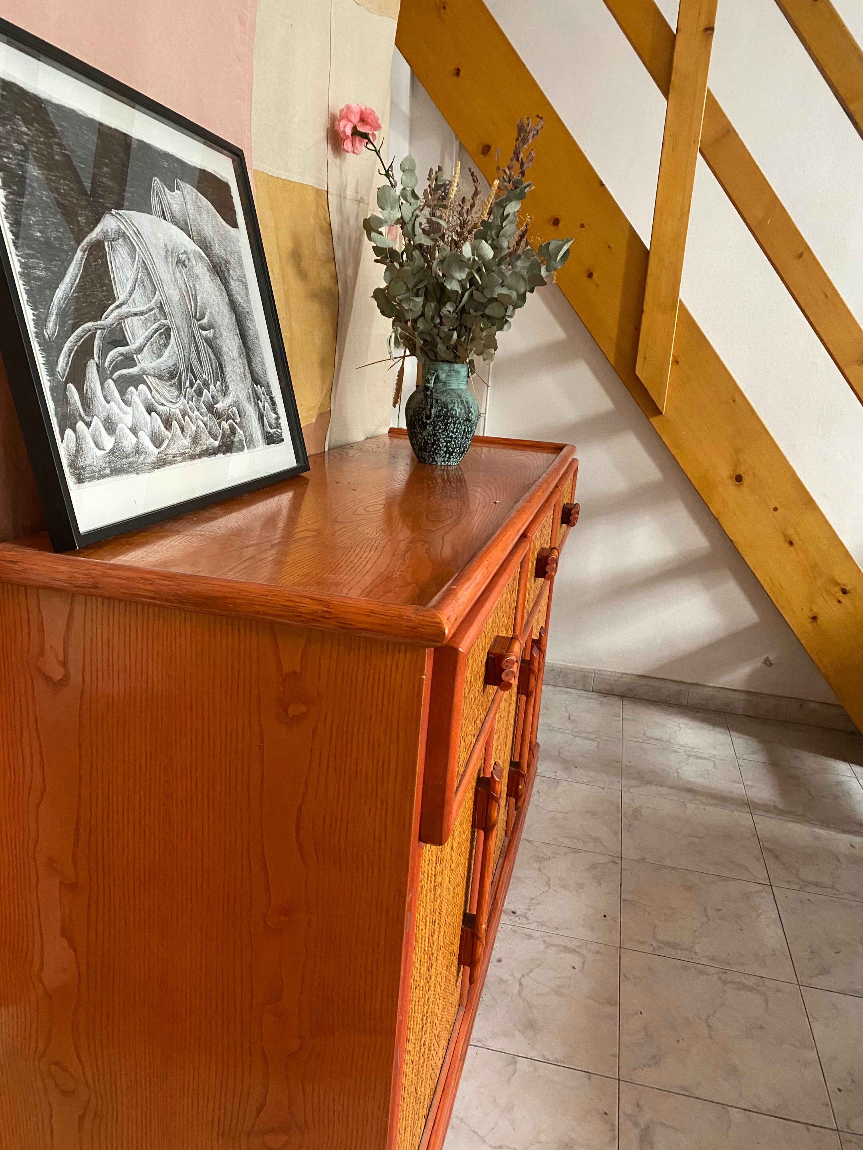 Buffet en bois ornement en rotin