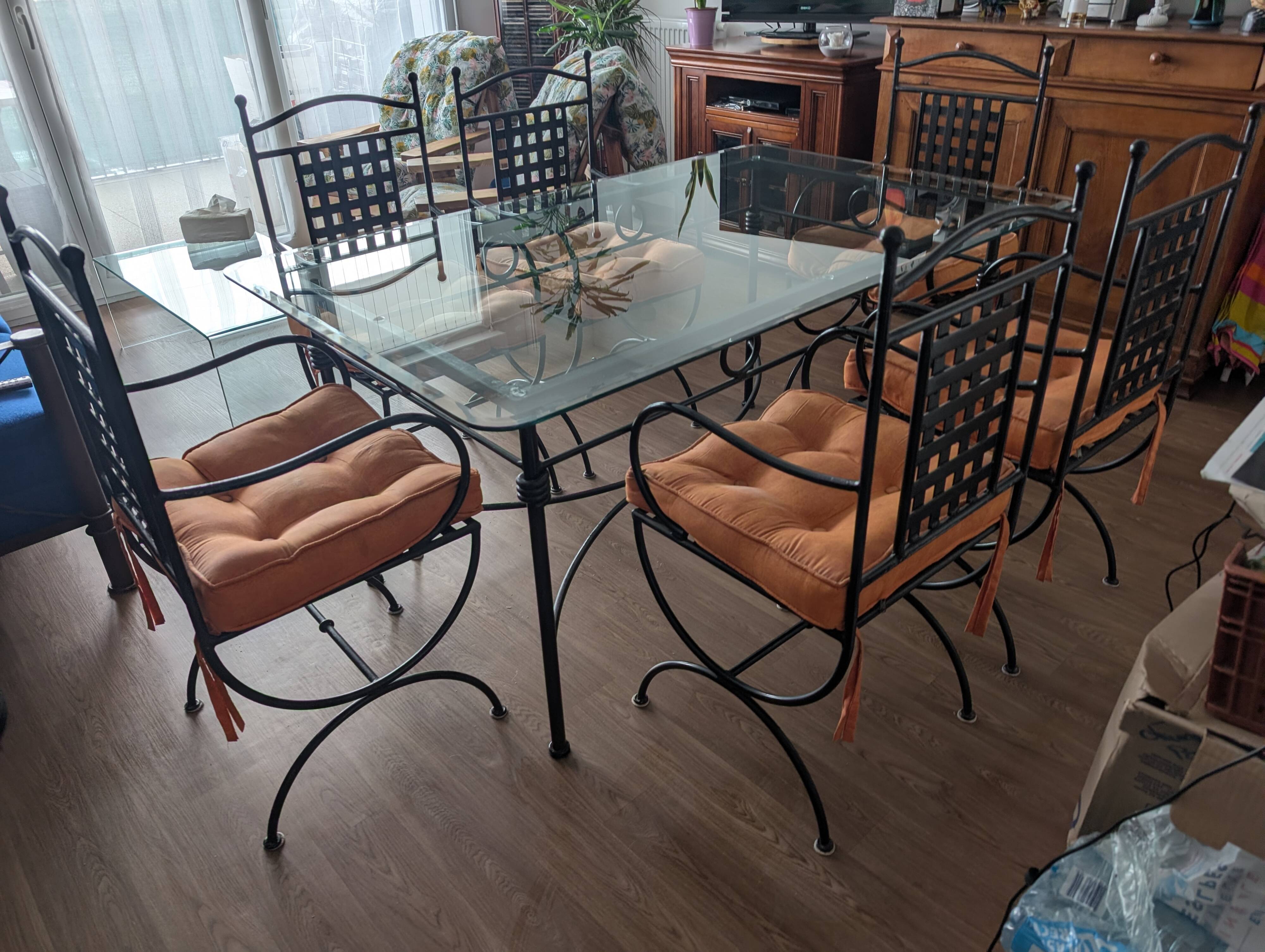 table fer forgé largeur 1m, longueur 1,60m, hauteur 0,76 + 6 fauteuils