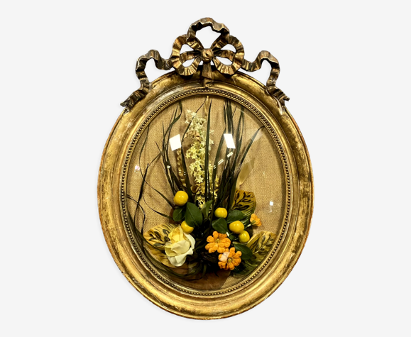 Cadre Louis XVI à médaillon en bois doré avec une composition florale