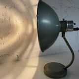 Lampe de table industrielle et médicale.