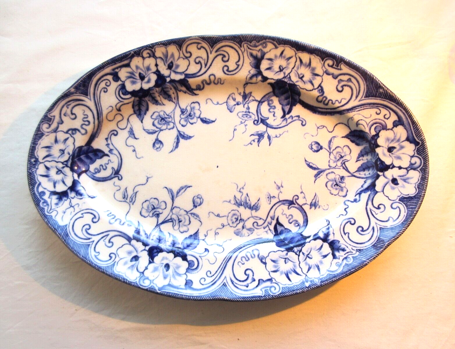 Plat ovale Creil Montereau, série Flora en bleu, modèles aux liserons