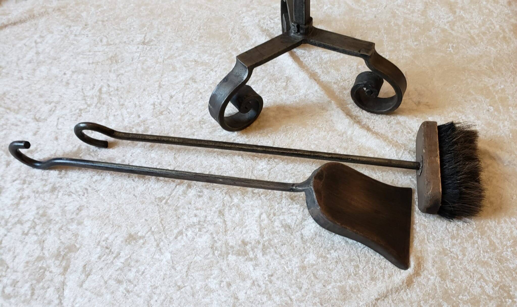 Ensemble de 2 chenets et serviteur de cheminée en fer forgé et bronze