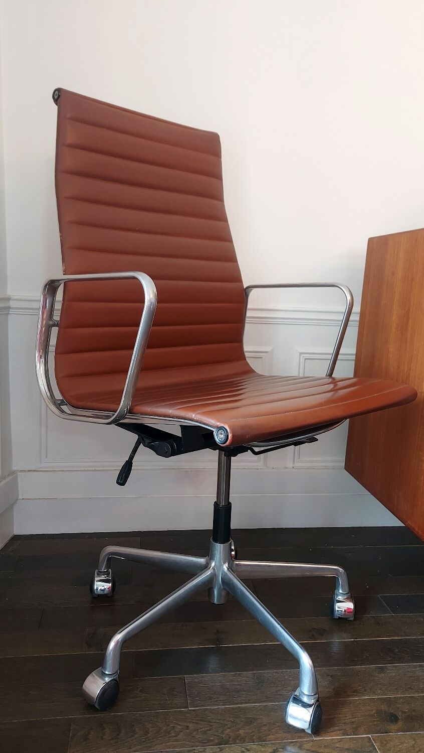 Vintage Eames EA 119 Armchair – High-End Vintage Replica – Alumi