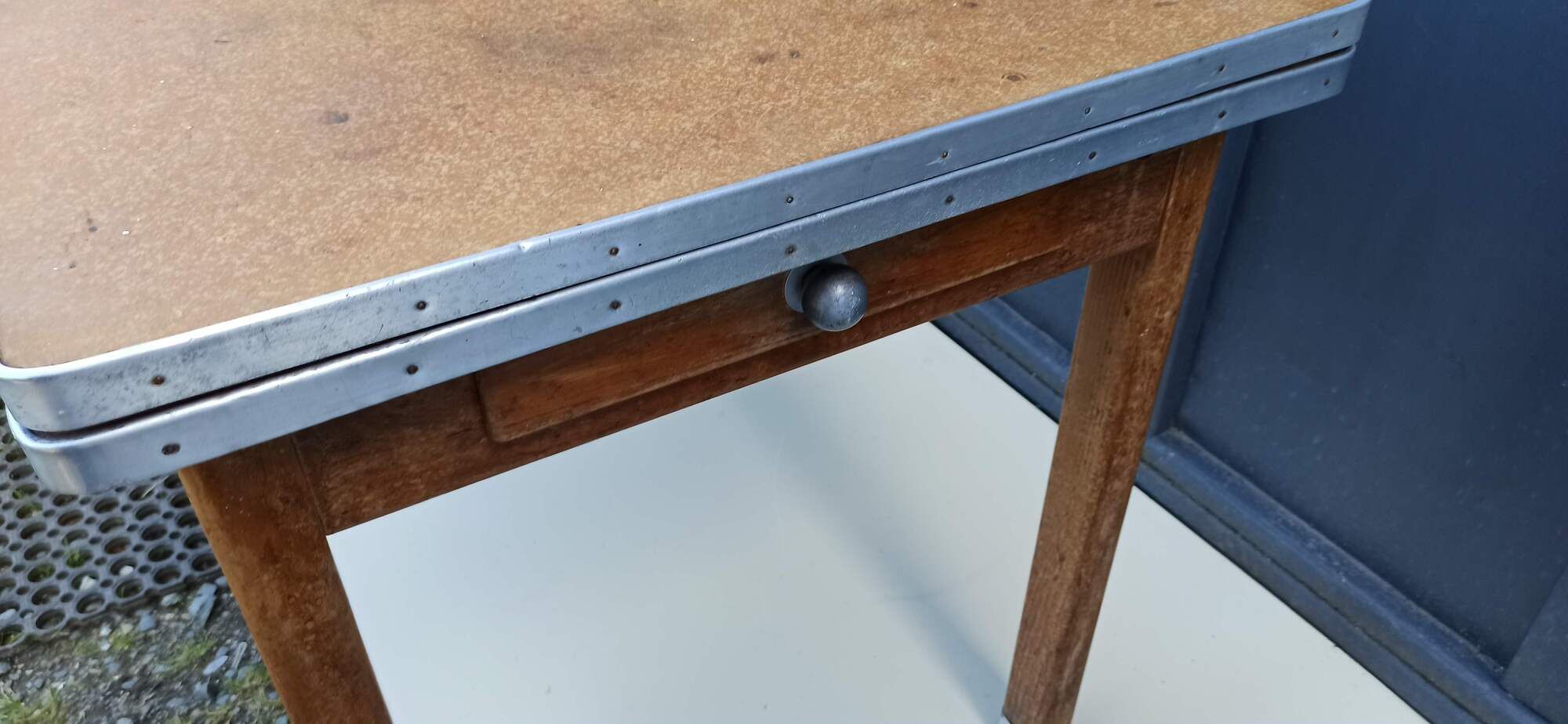 Table "Mado" aluminum turn with 2 extension cords