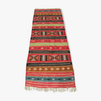 Tapis kilim berbère bohème multicolore en laine tribale