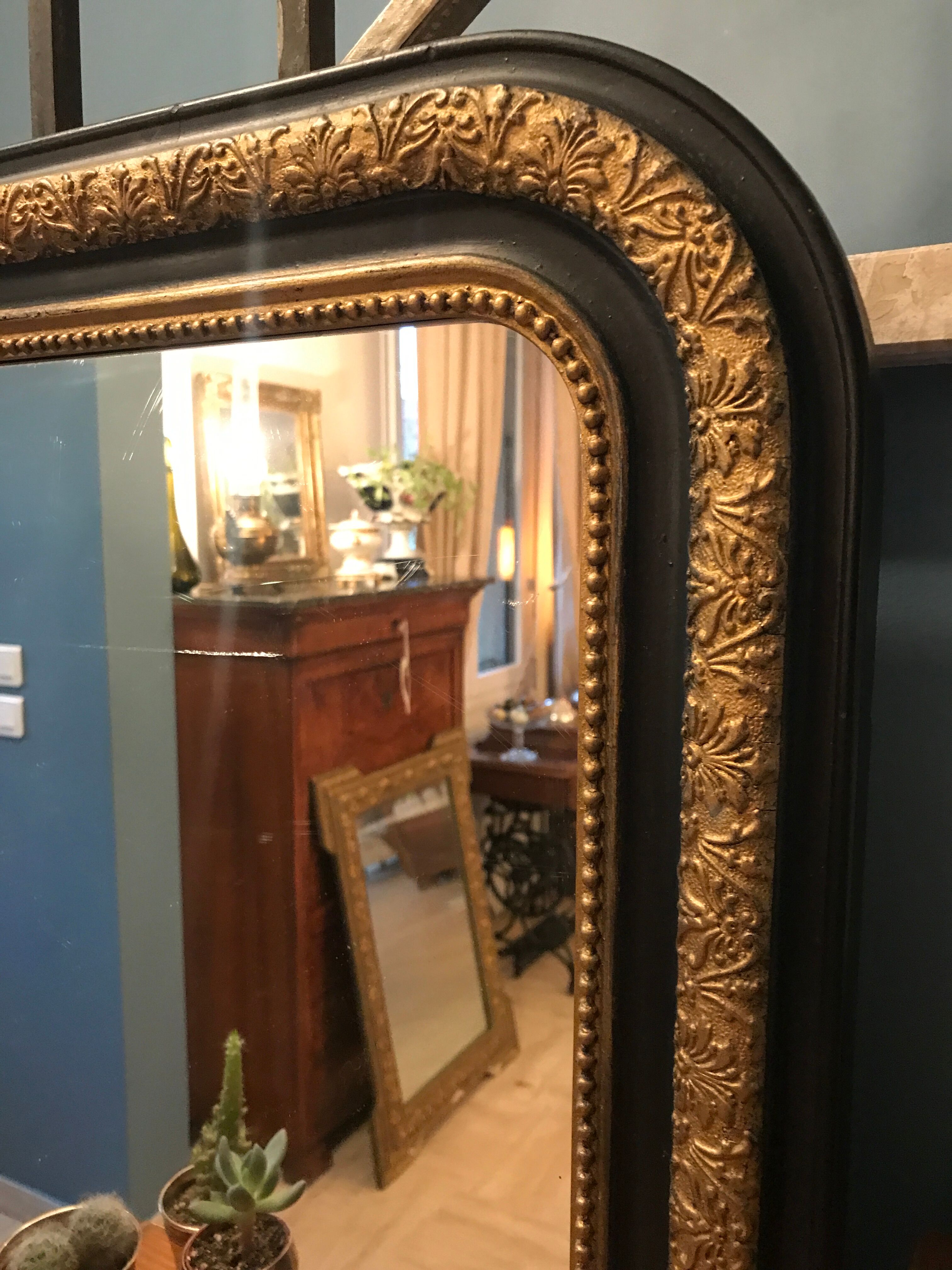 Miroir XIXè bois et stuc noirci et doré Napoléon III 49x60cm