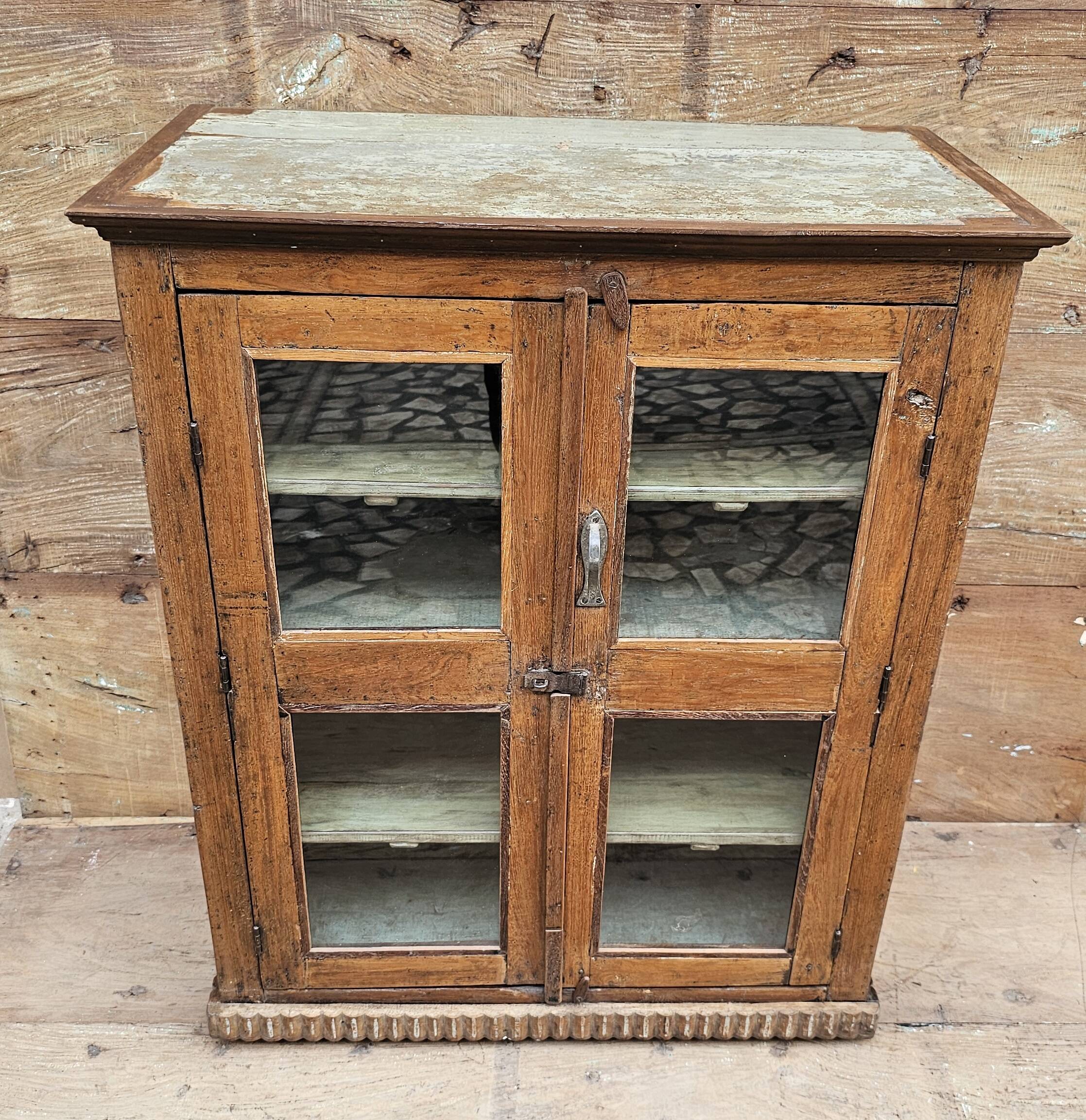 Ancien cabinet vitré en teck birman