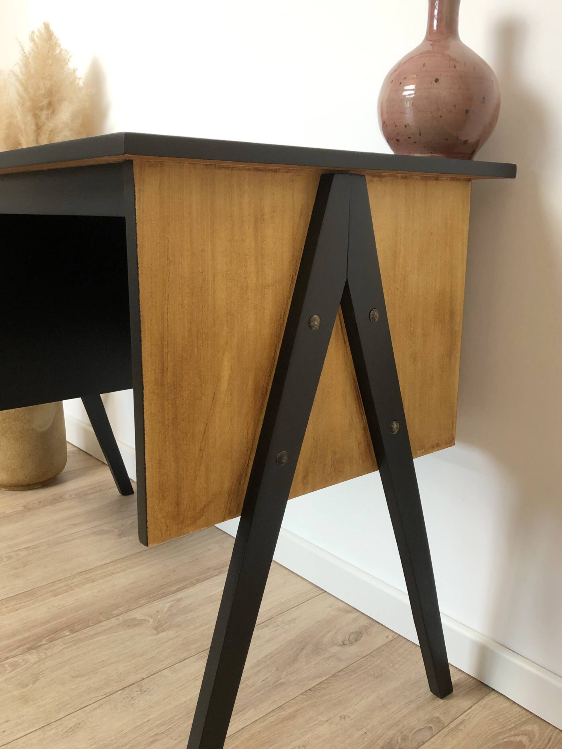 Bureau des années 50/60 aux pieds compas, revisité