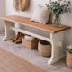 Banc réenchanté en beige, assise bois.