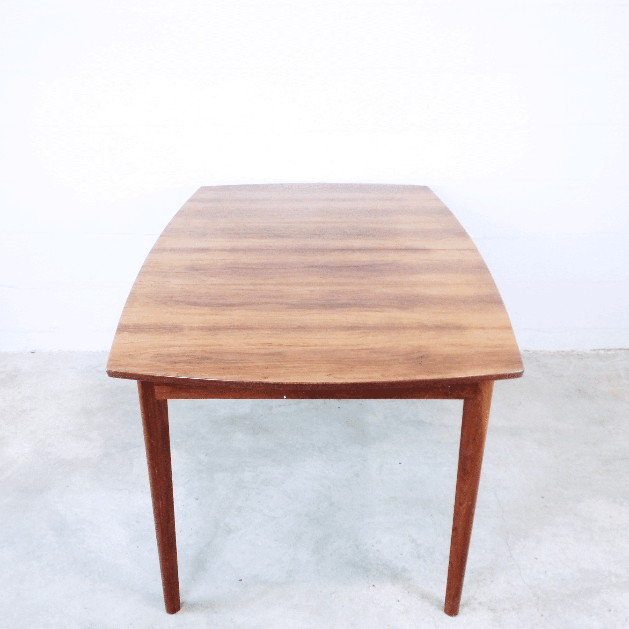 Extendable dining table in rosewood