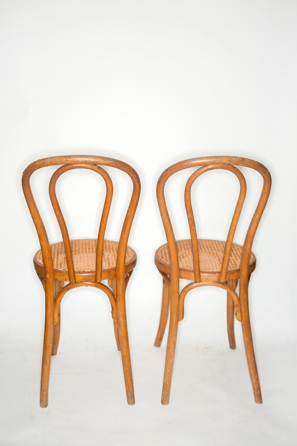 Lot de deux chaises bistrot cannées