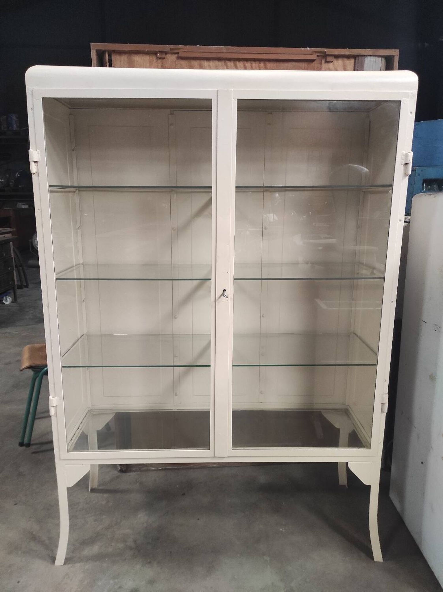 Armoire de médecin double vintage | Armoire à pharmacie blanche sur pieds élégants