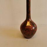 Vase mince avec finition métallique.